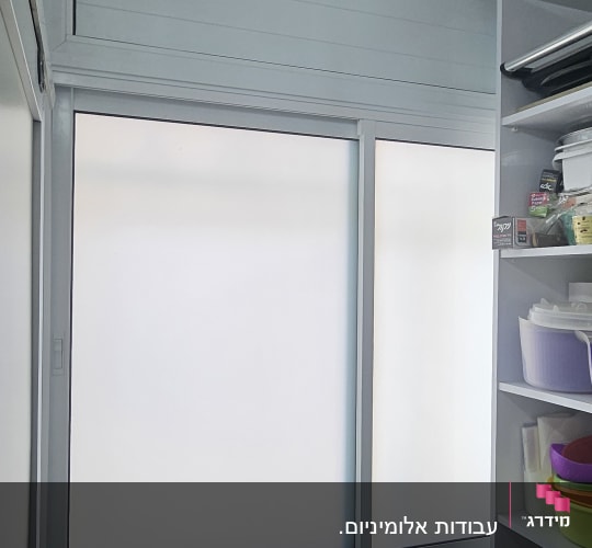 חלון אלומיניום עם מדפים בצד ימין